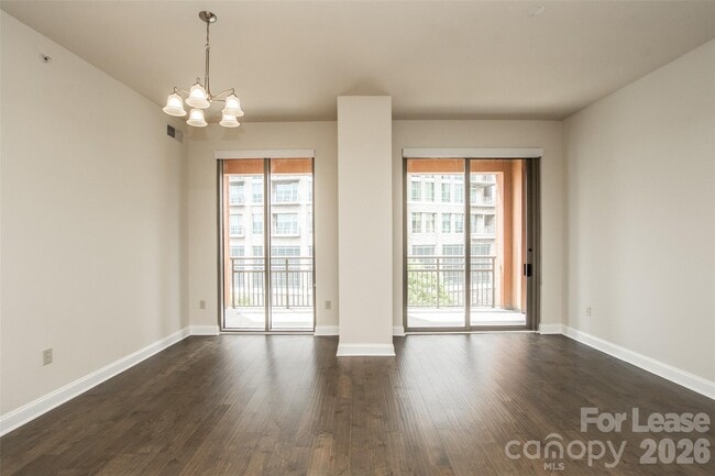 Building Photo - 701 Royal Ct