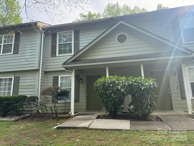 Building Photo - 3912 Briarhill Dr