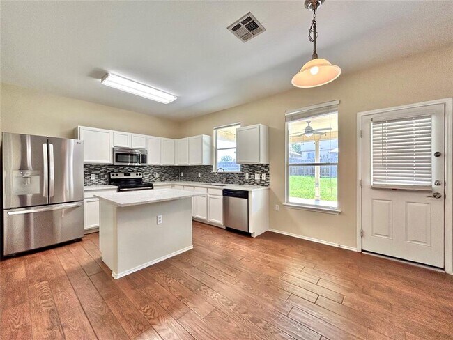 Foto del edificio - 6021 Nelson Oaks Dr
