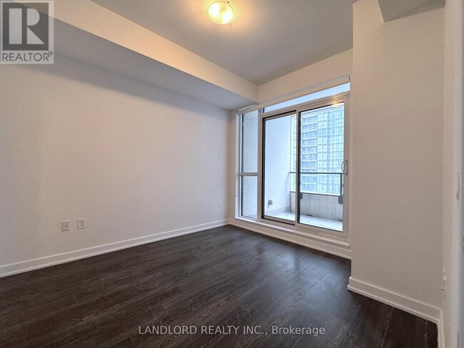 Photo du bâtiment - 4055 Parkside Village Dr