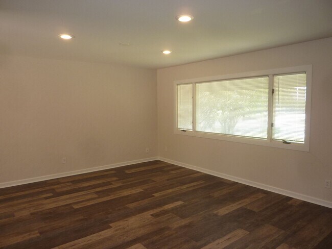 Building Photo - Nicely Remodeled with Granite Countertops,...