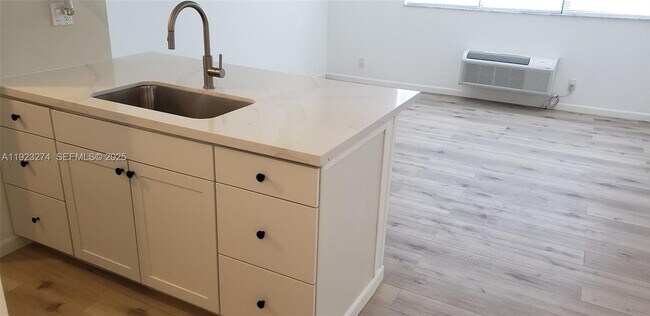 Foto del edificio - 2501 Riverside Dr