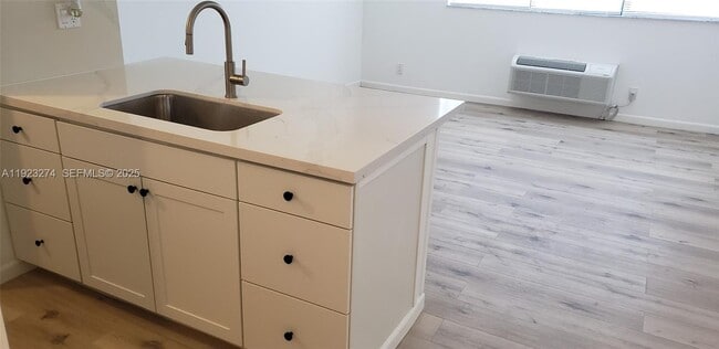 Building Photo - 2501 Riverside Dr