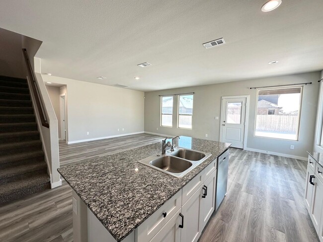 Foto del edificio - 3 Bedroom 2.5 Bathroom Ready to Rent ASAP!