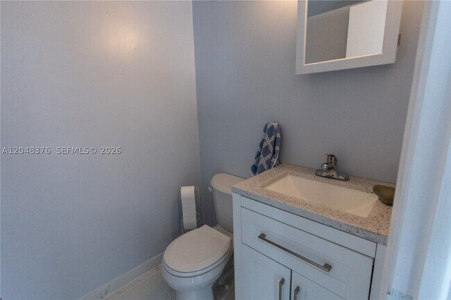 Building Photo - 1750 James 7L