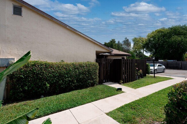 Foto del edificio - 3504 Waterview Cir
