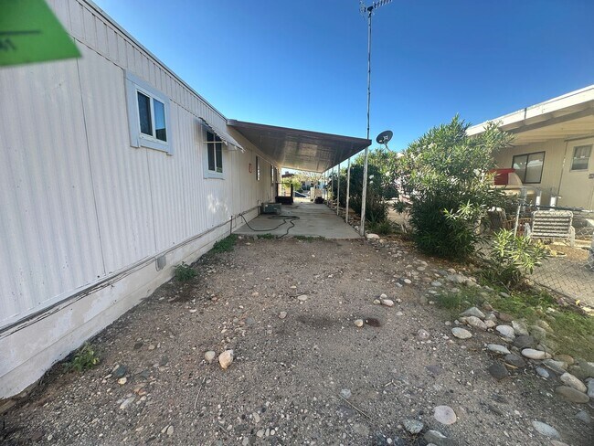 Foto del edificio - charming 2 bedroom mobile close to River