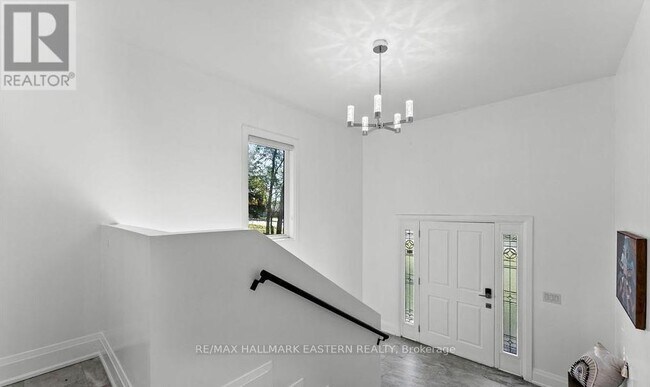 Photo du bâtiment - 1037 E Communication Rd