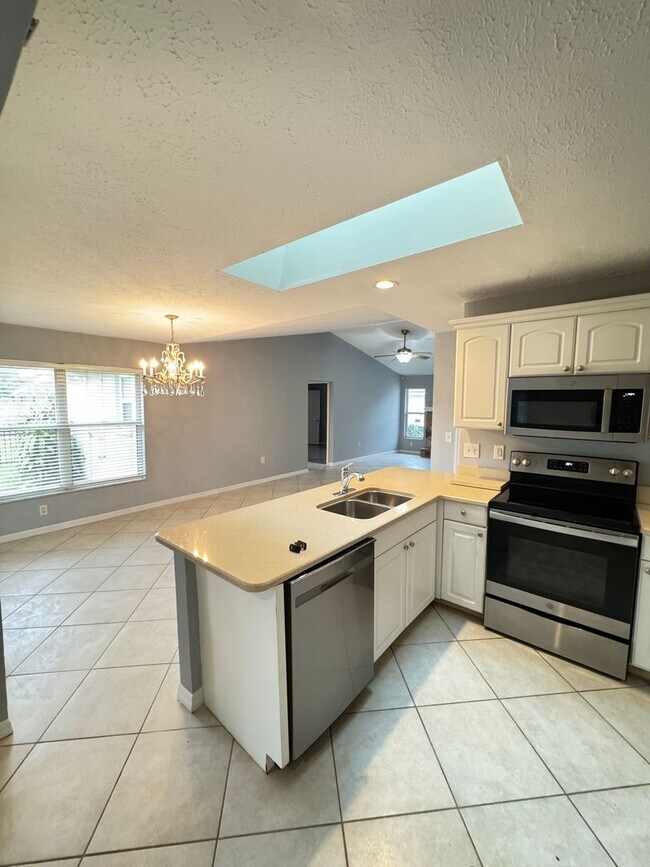 Foto del edificio - ANNUAL UNFURNISHED 4-bedroom, 2-bath Singl...