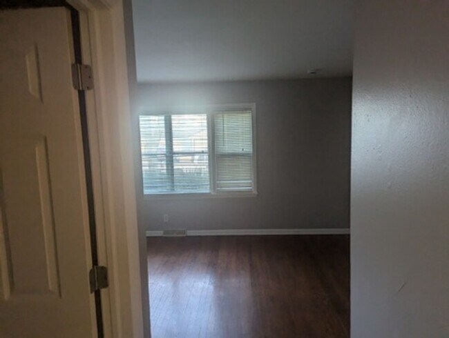 Foto del edificio - 8039-8041 W Beckett Ave