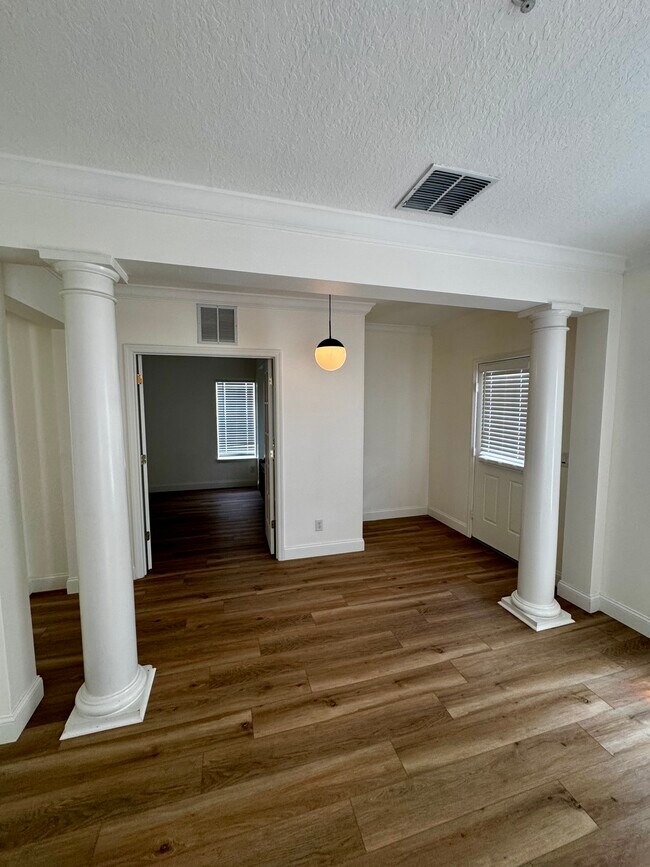 Building Photo - 1542 Almond Ave