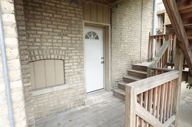 Building Photo - 2243 W Rosemont Ave