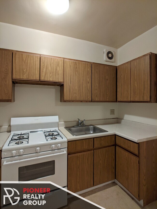 Building Photo - 522 W Briar Pl