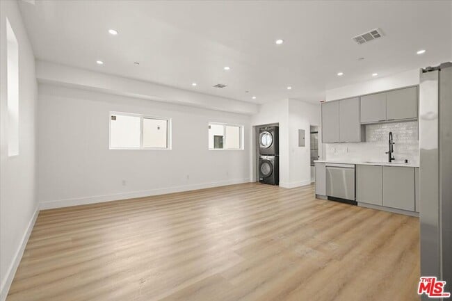 Building Photo - 912 N Hudson Ave