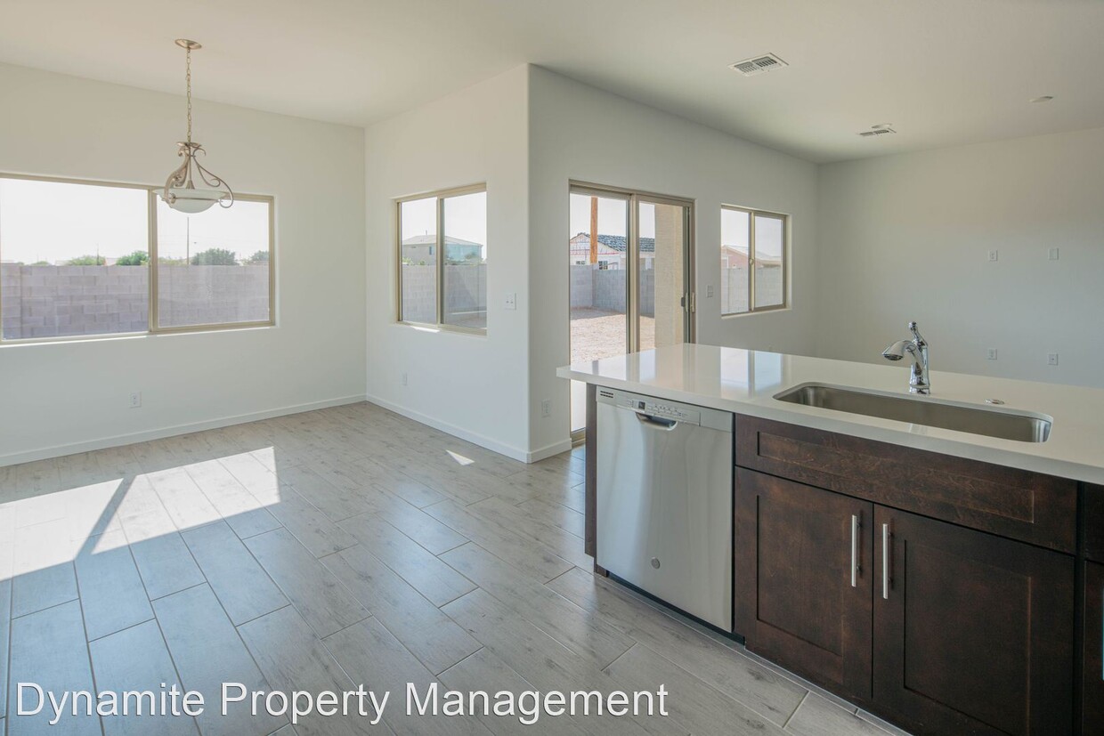 Primary Photo - 3 br, 2 bath House - 37611 W Rovey Ave