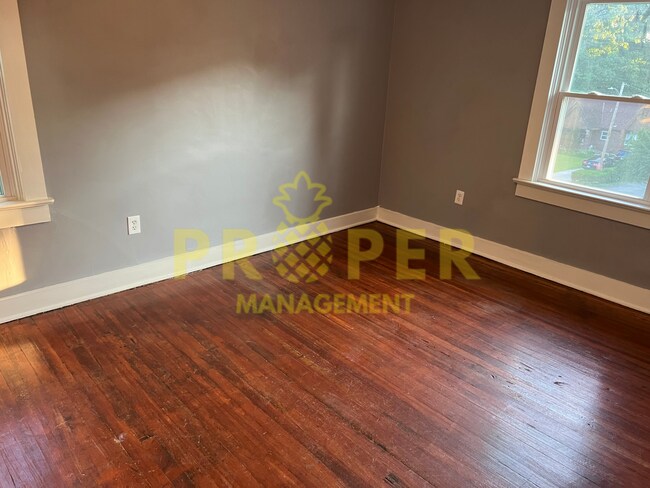 Building Photo - 3 bedrooms 2 full bathrooms house for rent