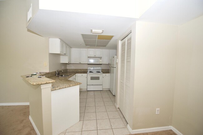 Foto del edificio - 1100 Crestwood Ct S