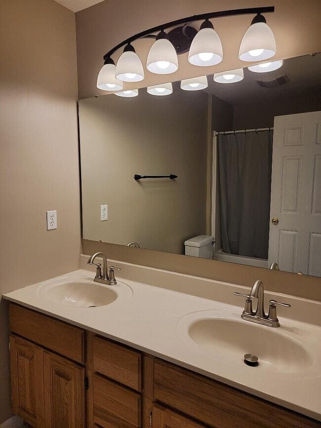 Foto del edificio - 2301 Silver Crest Ct