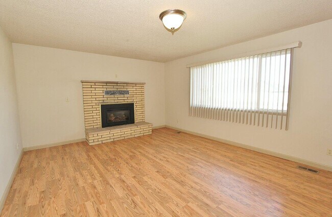 Foto del edificio - 23750 Fox Ave