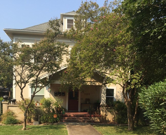 Foto del edificio - 1529 Oleander Ave