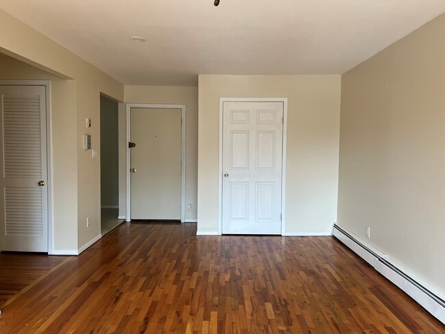 Building Photo - 410 Jericho Tpke
