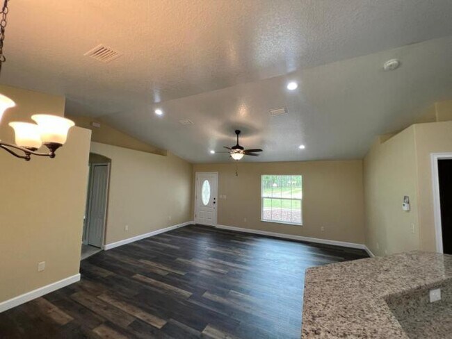 Building Photo - 3 bedroom in DUNNELLON FL 34434