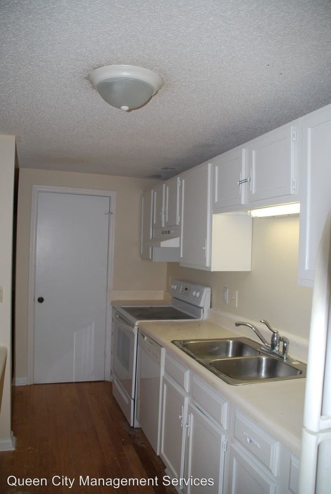 Building Photo - 9500 Shannon Green Dr