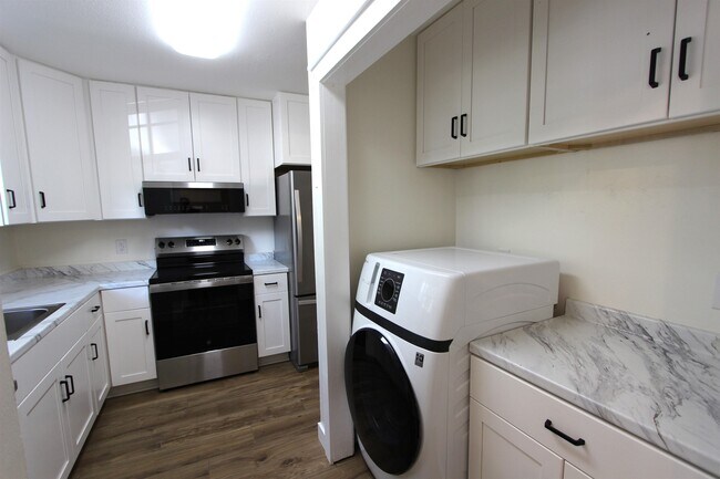 Building Photo - 2401 Gregory Dr