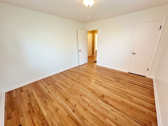 Foto del edificio - Great Location! 2-Bedroom House with garag...