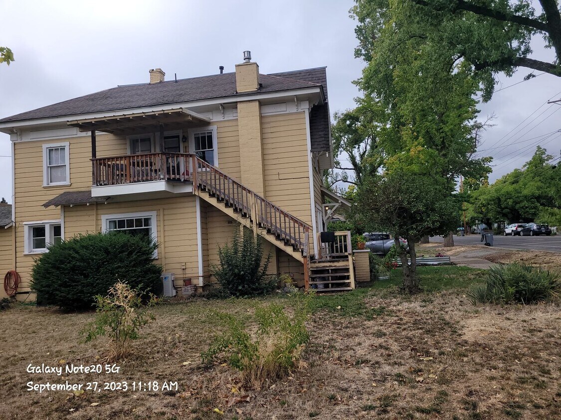 101 W Main St Unit 101 W. Main St. B, Talent, OR 97540 Room for Rent