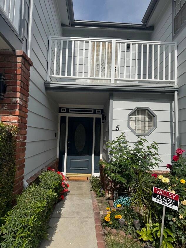 Entrance - 18850 Hatteras St