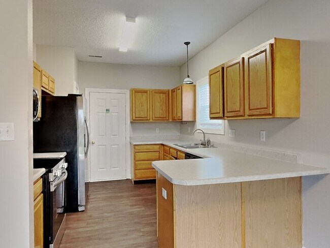 Building Photo - 4 bed 2 bath with fenced in backyard!