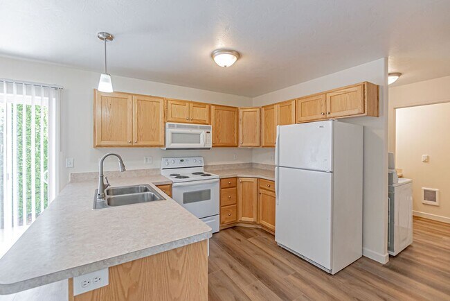 Foto del edificio - Updated 2-Bedroom Home with Garage and Fen...