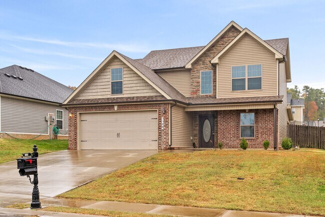 Building Photo - Pet Friendly Three Bedroom in Rossview!