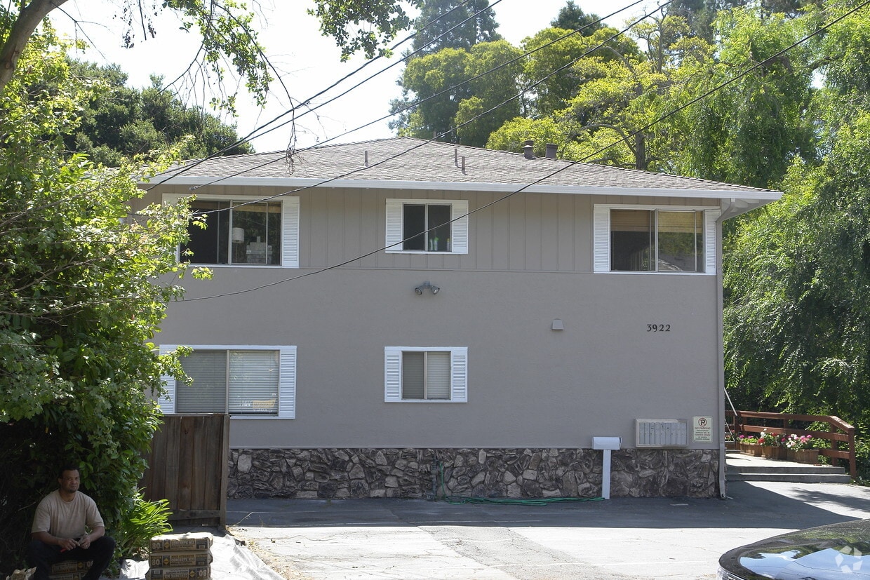 Primary Photo - 3922 Canon Ave