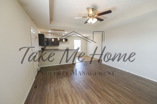 Building Photo - Charming 3 Bedroom