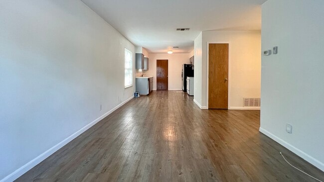 Building Photo - 2/1 Cottage in Great Location!