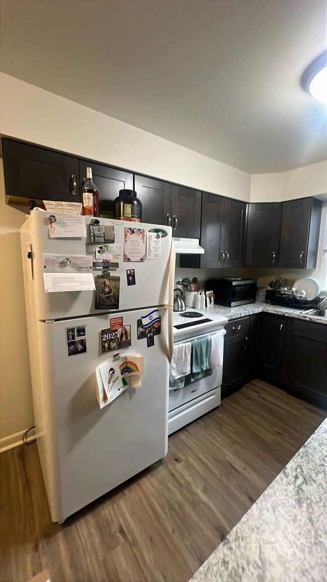 Building Photo - 558 N Plum St