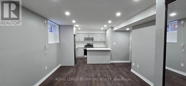 Building Photo - 165 Bathgate Dr