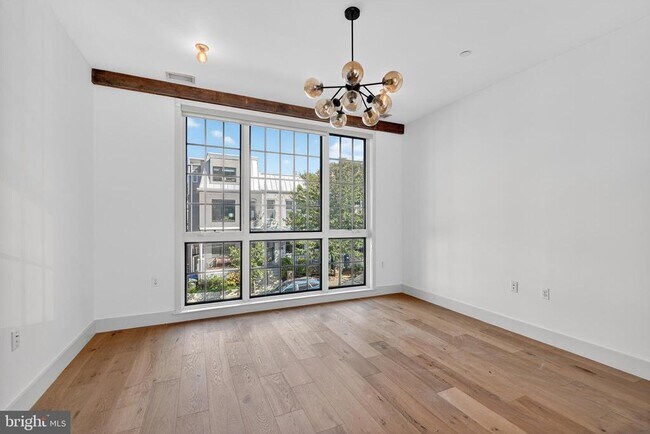 Foto del edificio - 774 Girard St NW