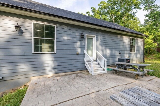Building Photo - 242 Newport Dr