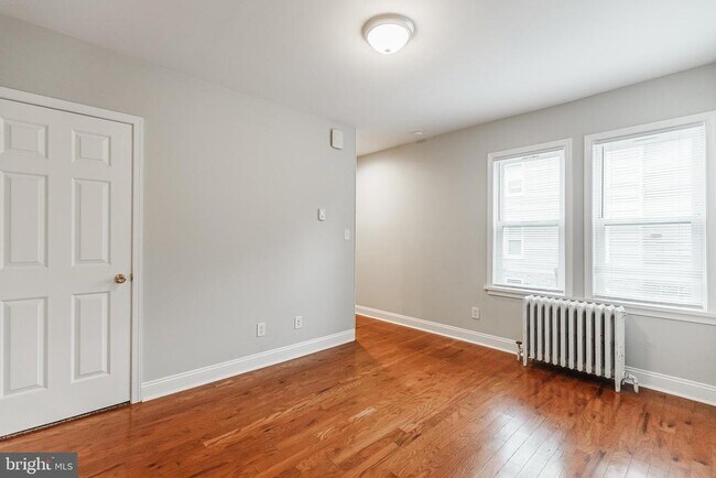 Foto del edificio - 383 Stewart Ave