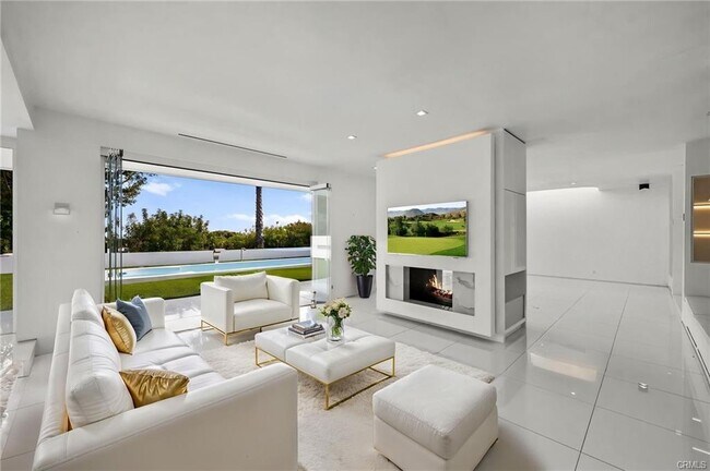 Foto del edificio - 1046 N Hillcrest Rd