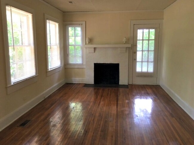 Building Photo - Move-in Ready NOW! Freshly updated, great ...