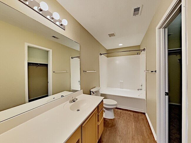 Building Photo - Lovely 3 bed 2.5 bath Great Location