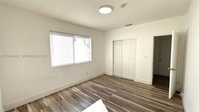 Foto del edificio - 120 NE 55th St