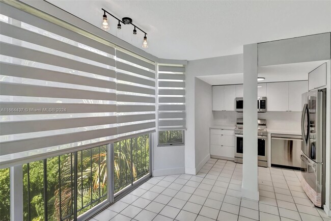 Building Photo - 2539 S Bayshore Dr