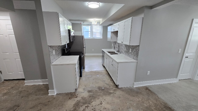 Building Photo - 1600 W 37th St