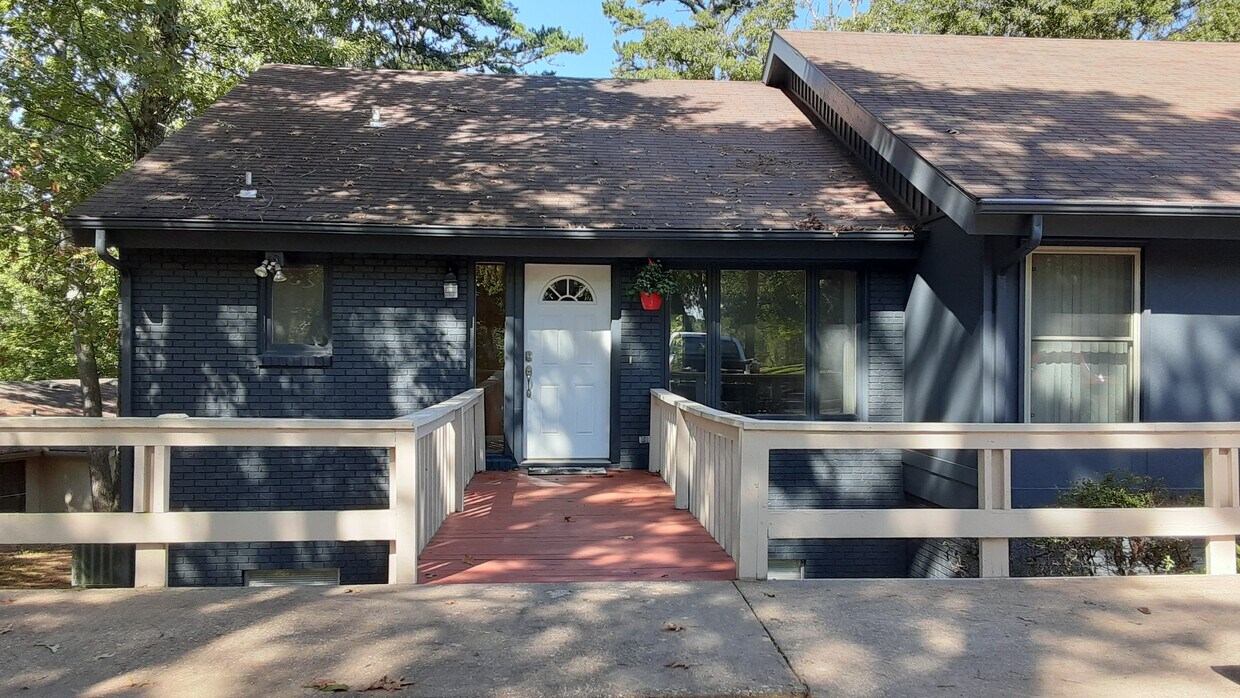 Front - 1 Britten Cir