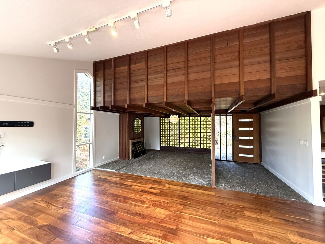 Primary Photo - UNIQUE THREE BEDROOM TWO BATH MODERNIST MI...